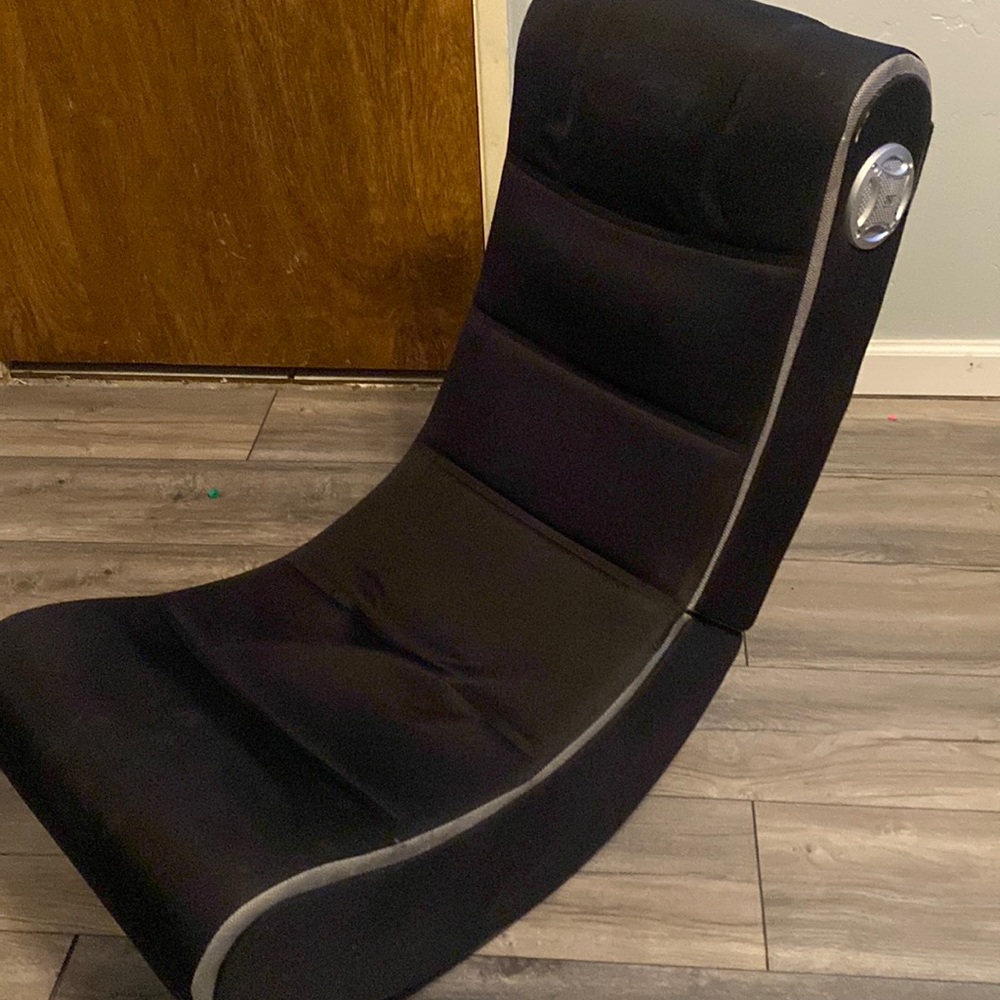 Gaming chair for sell it’s an okay condition only for pick up in Bakersfield